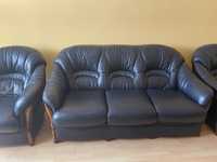 Продам кожаный диван раздвижной с двумя креслами в отличном состоянии