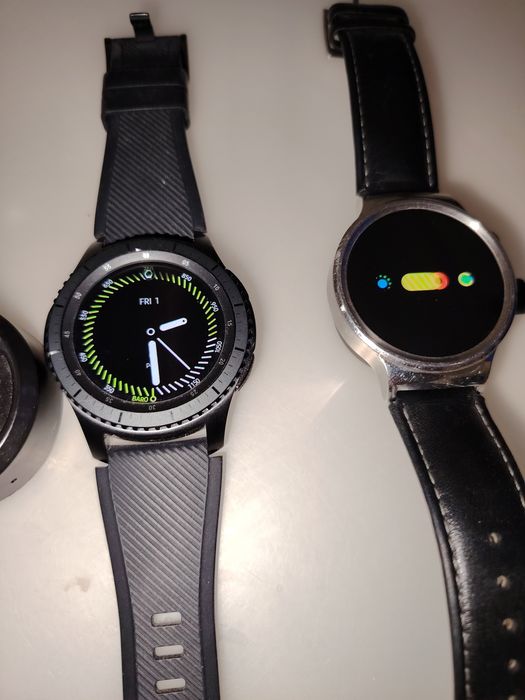 Samsung gear s3 frontier/ Huawei watch