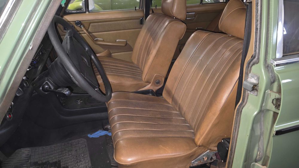 Mercedes-Benz w115 - 200D - 1976 Retromobil