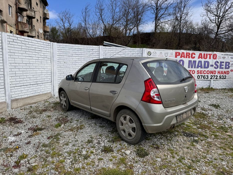 Dezmembrez Dacia Sandero 1.6 benzina 2009