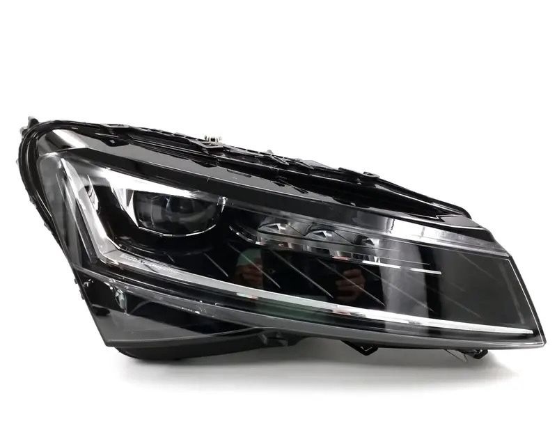 Skoda Superb фар десен