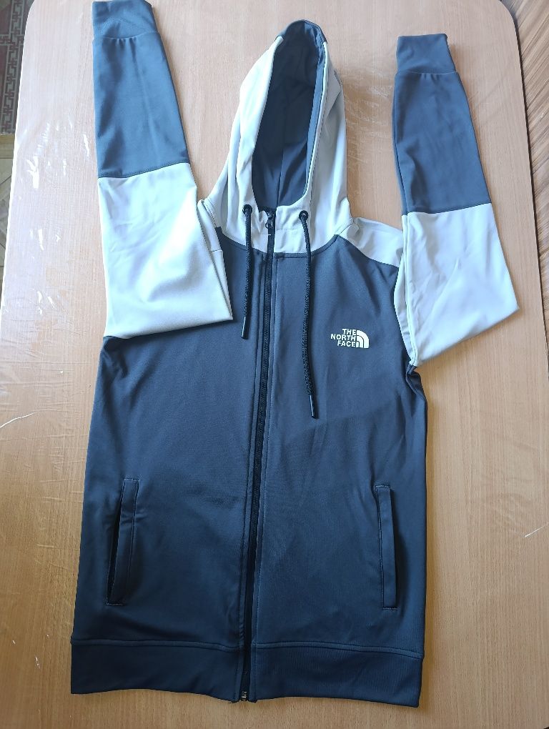Спортивный костюм и джинсы