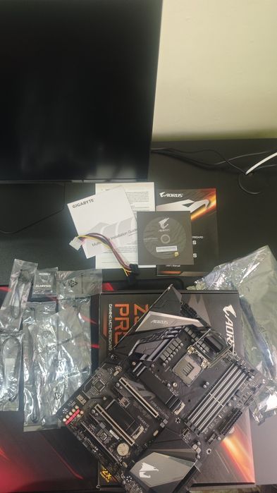 Продам Материнскую плату Aorus Z390 Pro