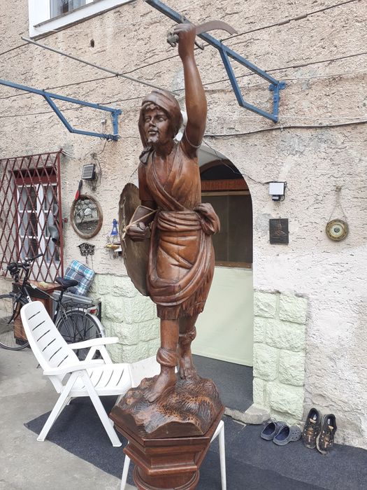 Vând statuetă din lemn