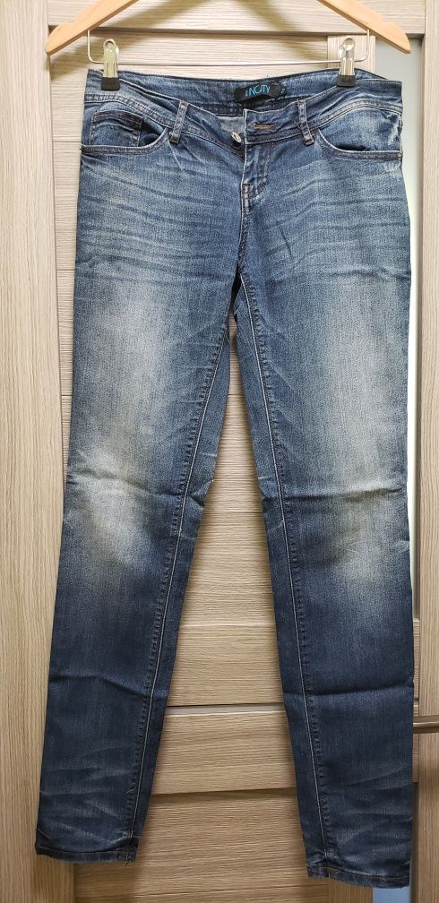Огромный пакет вещей М размера: джинсы, брюки, куртка, кофточки и др.