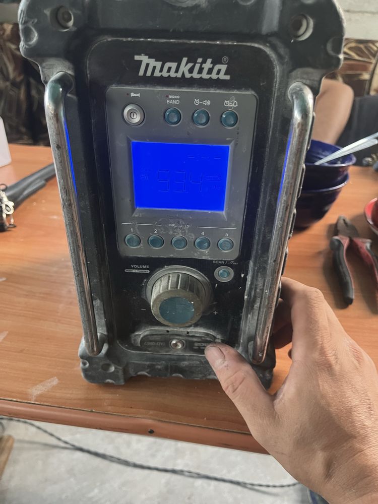 Продавам радио Макита