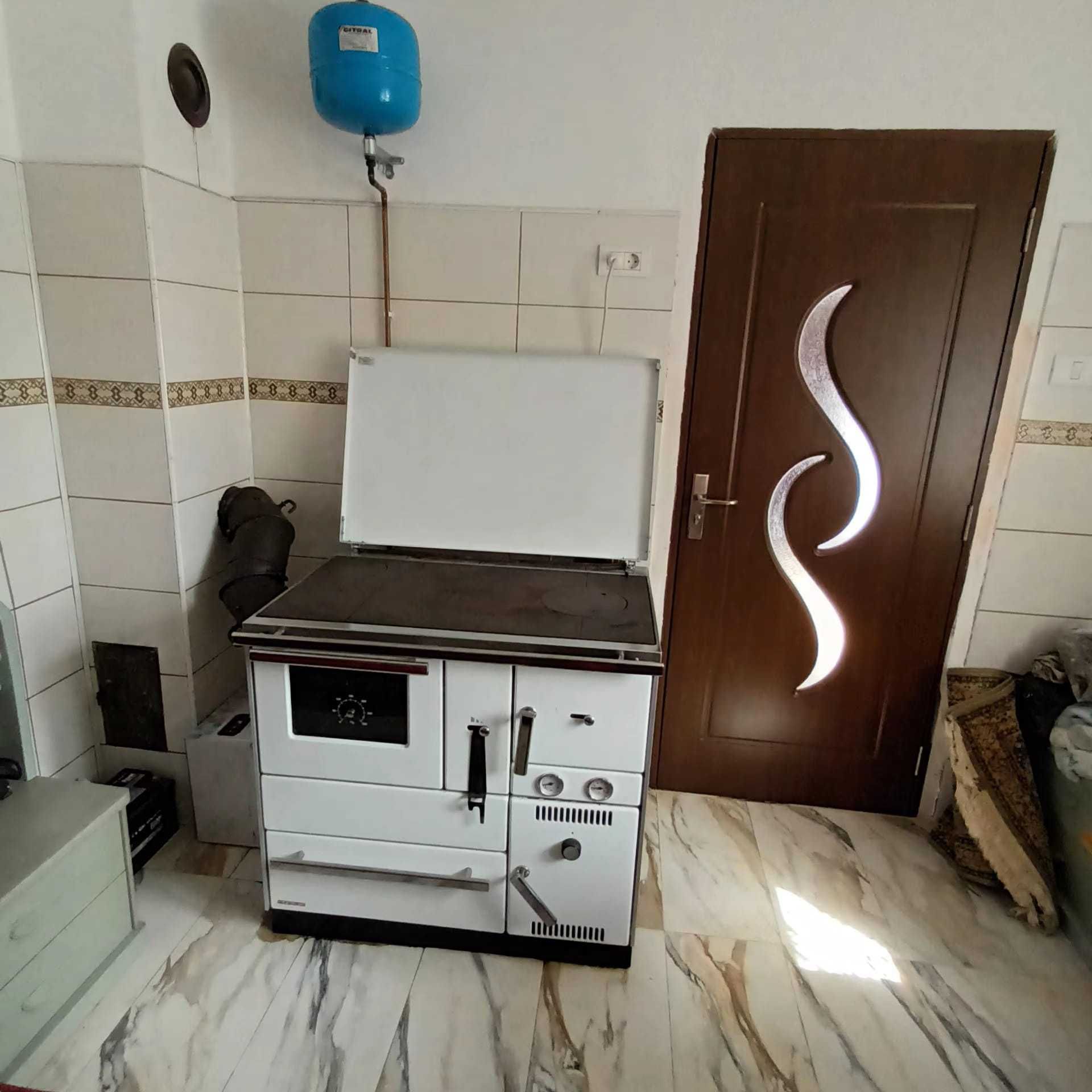 Casă la țară peisaj pitoresc
