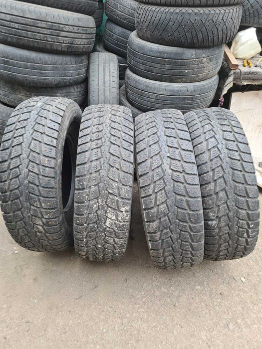 Продам комплект зимней резины 31x 10.50 R 15. Или 265  70 R 15