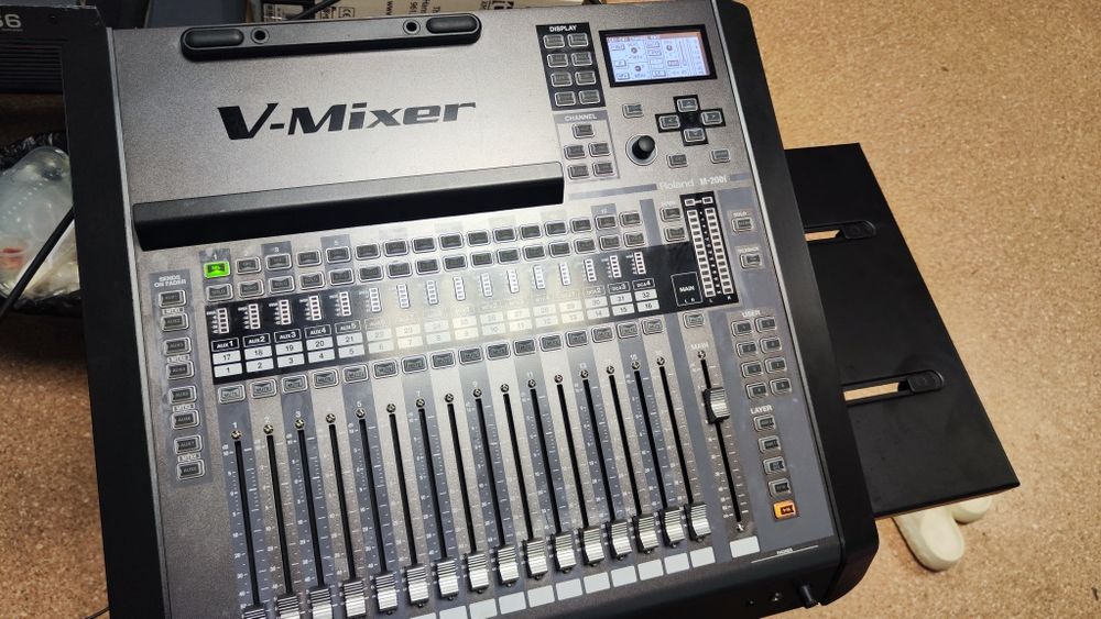 Цифровой микшерный пульт Roland V-Mixer M-200i