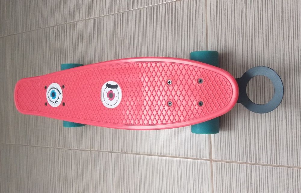 Skateboard Rosu NOU foarte rezistent Pret Negociabil