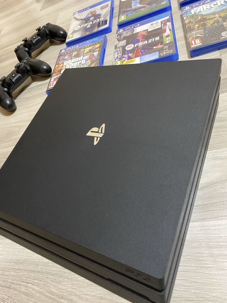 Продавам PS4 PRO 1TB