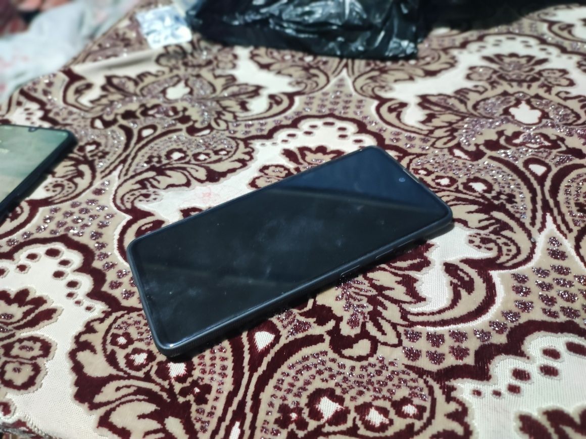 Samsung a30 va Samsung a51 edial holatda