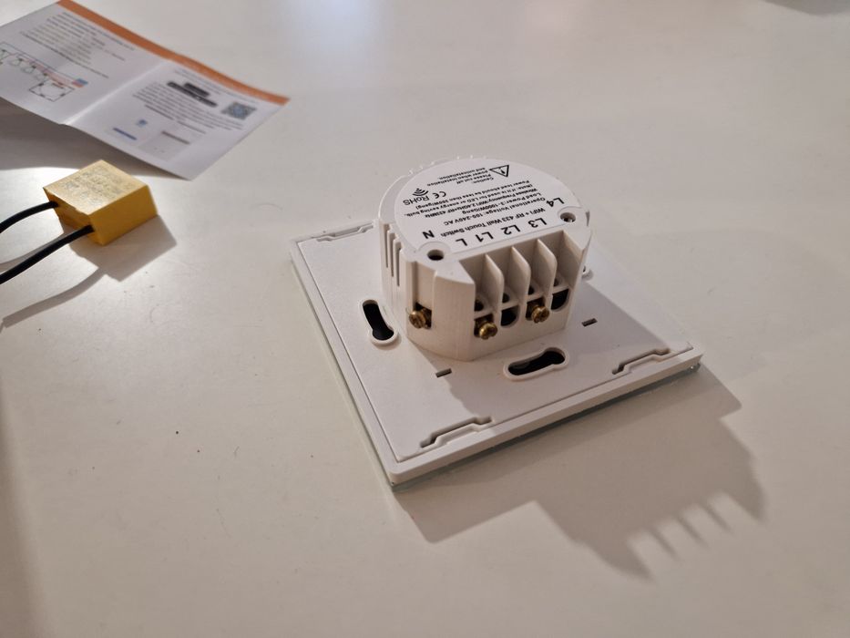 Intrerupator smart cu touch wifi