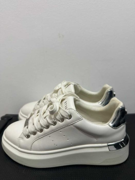 Продавам дамски сникърси