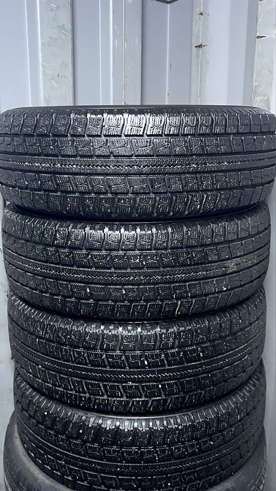 Продается комплект зимних шин Nitto SN2 225/65/17
