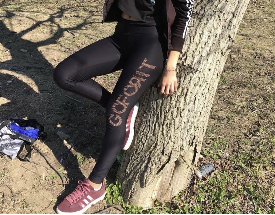 Черен клин с надпис