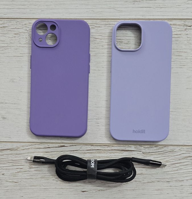 2 carcase si un cablu iPhone