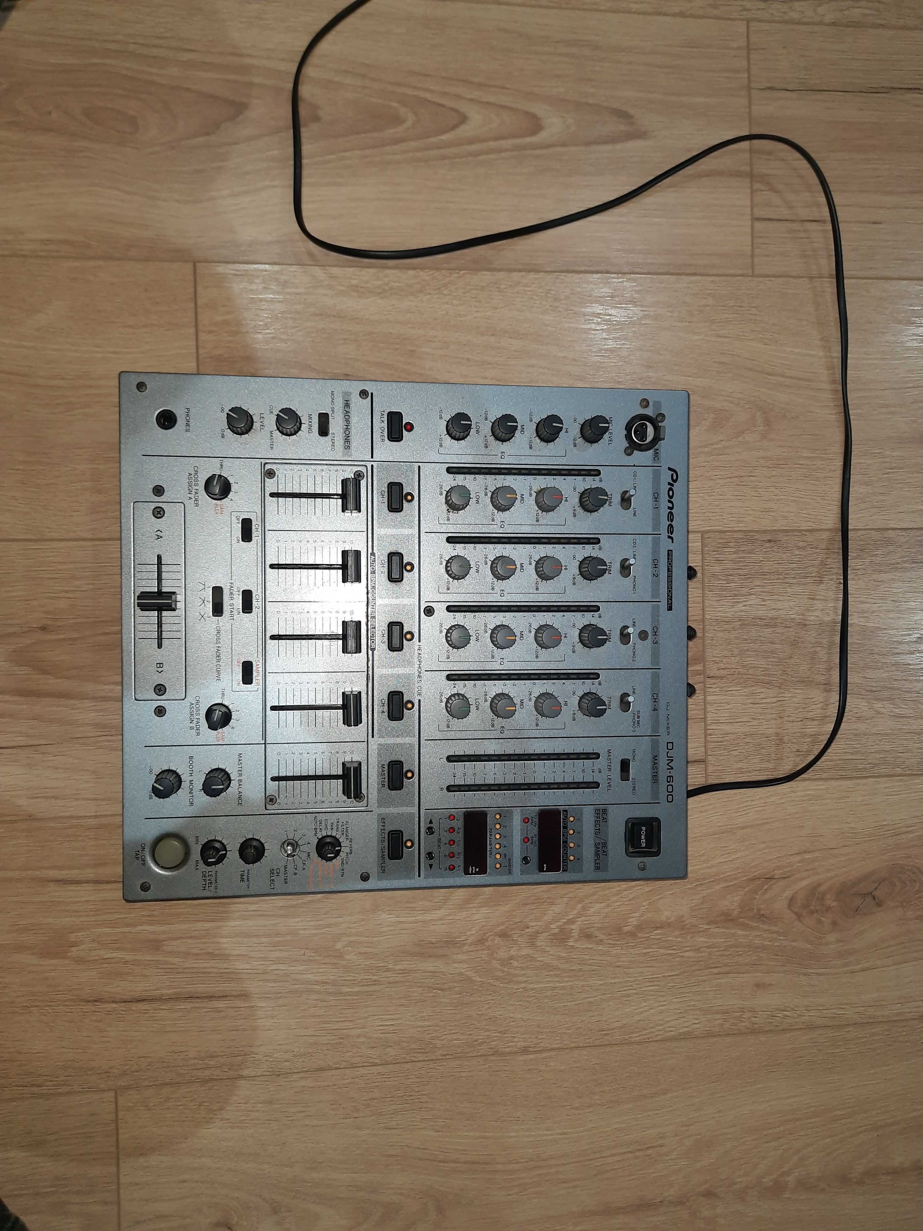 Pioneer CDJ-800MK2 броя + DJ Mixer Pioneer DJM60DJM600