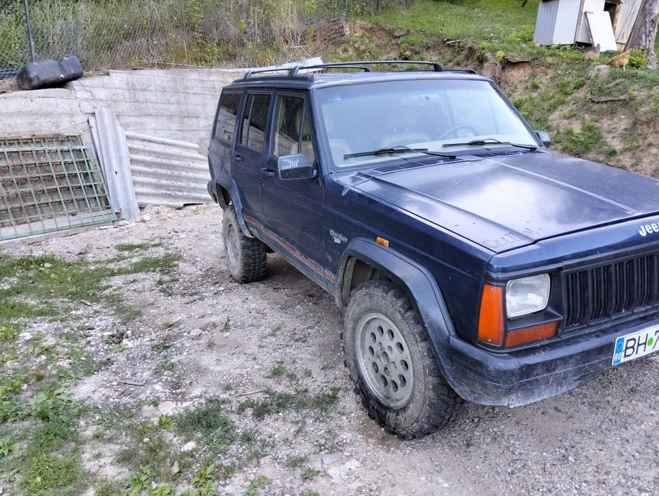 Vând cherokee xj model 95