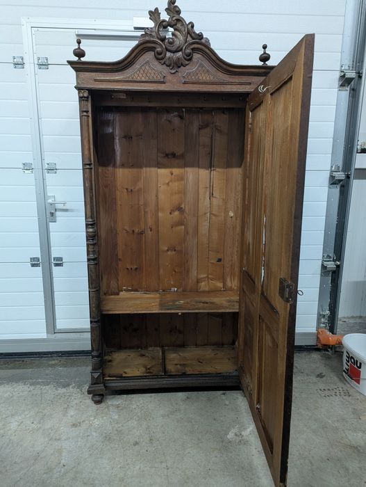 Античен дървен шкаф