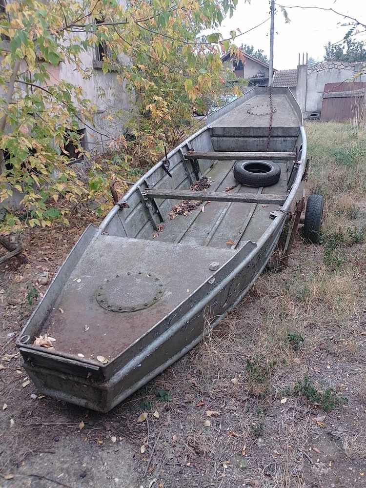 Лодка около 10 местна в гр. Сливо поле