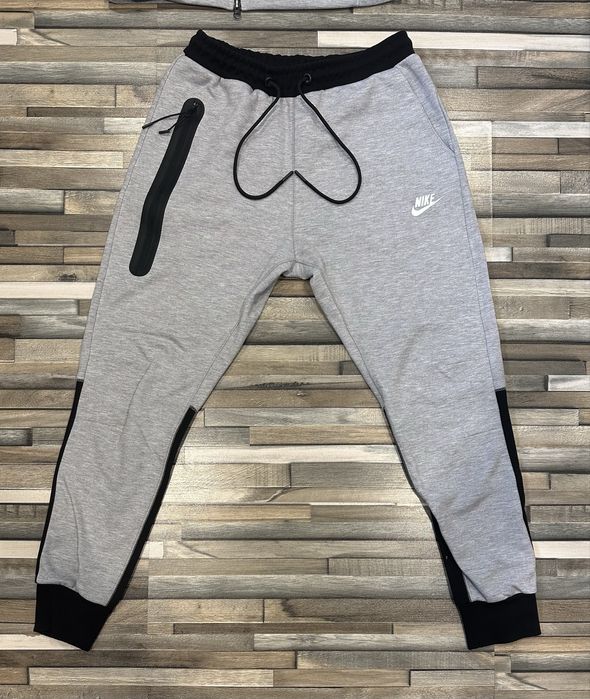 Оригинален Nike Tech Fleece в отлично състояние!