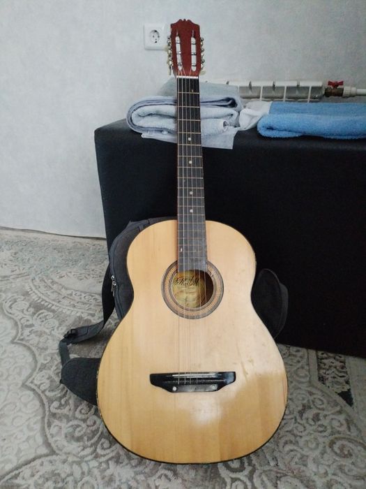 Продам гитару срочно