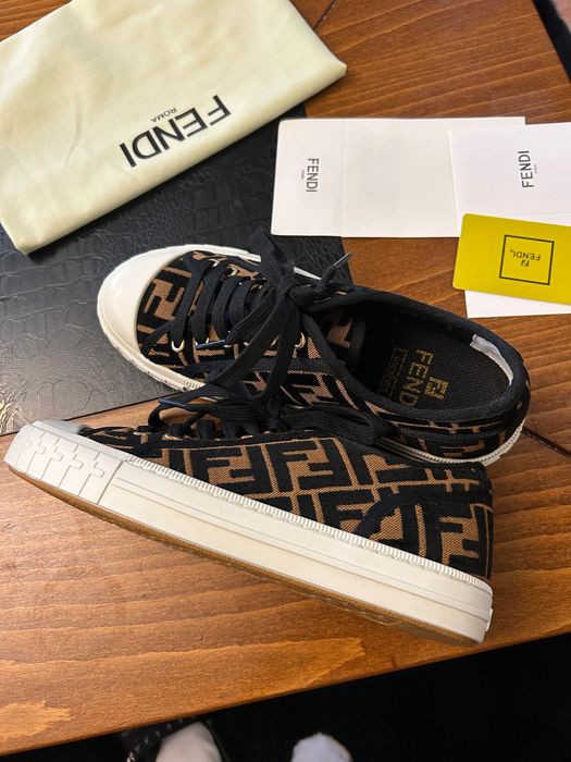 Обувки на марката fendi