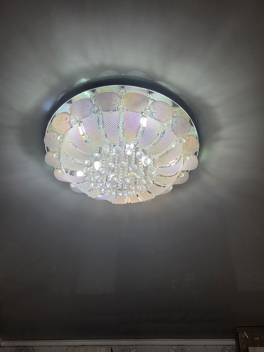 Продам люстру  пишите