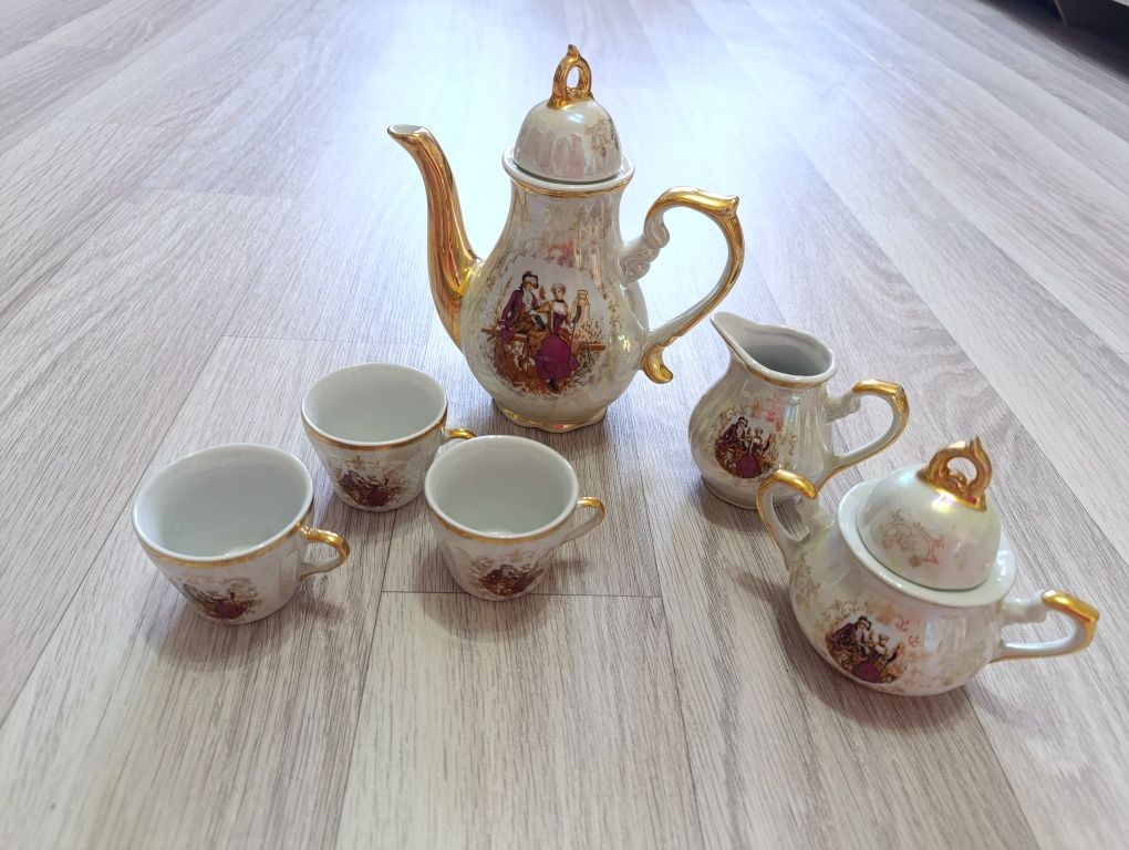 Продам набор чайник маленькие чашки и молочник