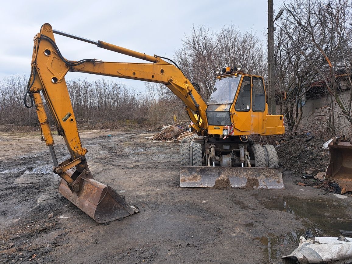 Excavator pe roti