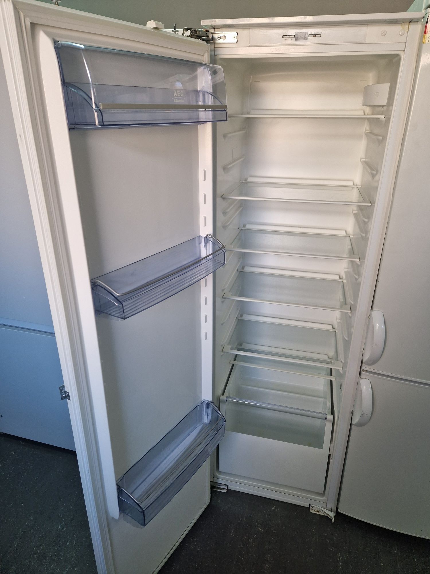 Хладилник за вграждане Aeg A++