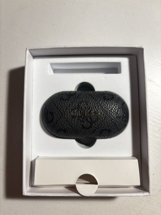 Продавам безжичти слушалки Guess