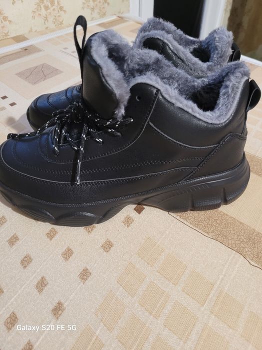 Зимни обувки нови 40номер