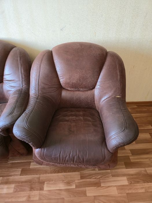 Отдам даром мягкий уголок и прихожую