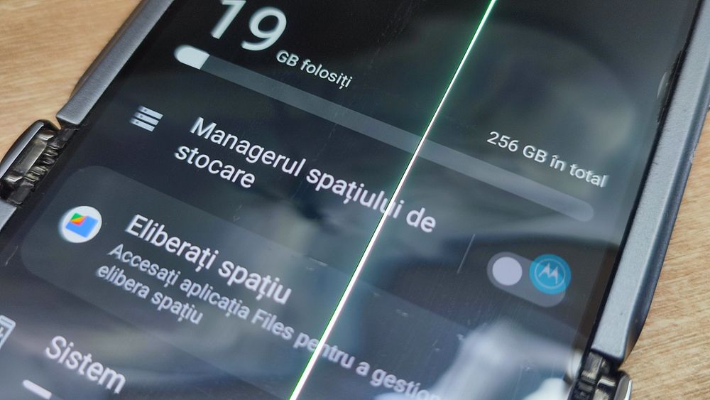 Motorola RAZR 2020 Se poate folosi fara probleme dunga mica pe display