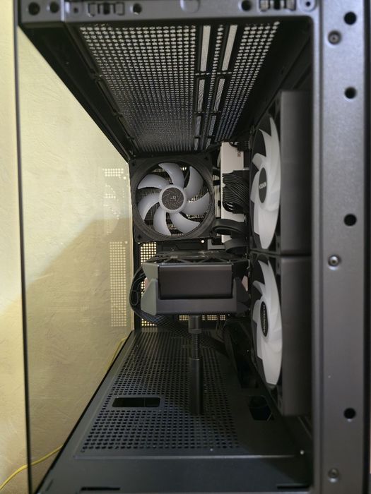 Геймърски компютър Ryzen 7 7700 + RX 9070 XT Hellhound, 32GB DDR5, 1TB