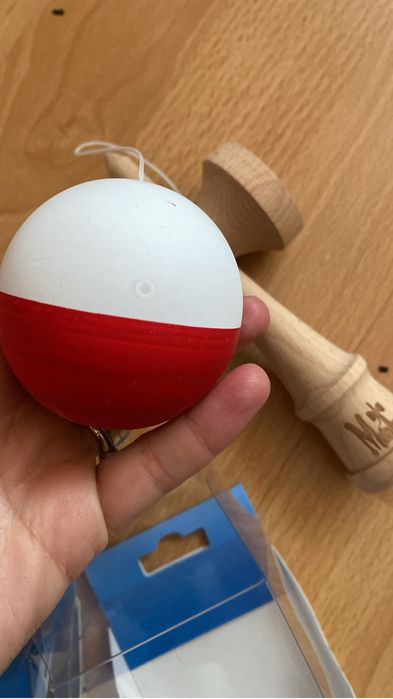 kendama motz  lemn gri cu defect pe bila noua