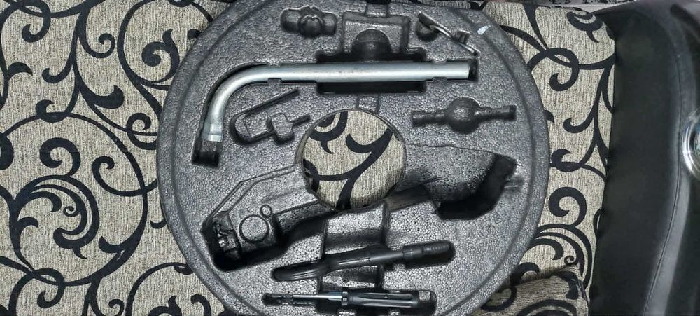 Kit pana cu scule auto original + tavă rotundă