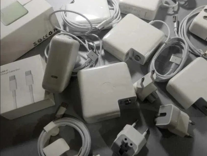 на все макбуки зарядка, блок питания