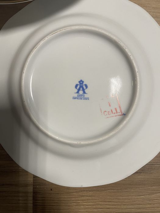 Vand 2 seturi servicii de masa Curtea de Arges si KAHLA