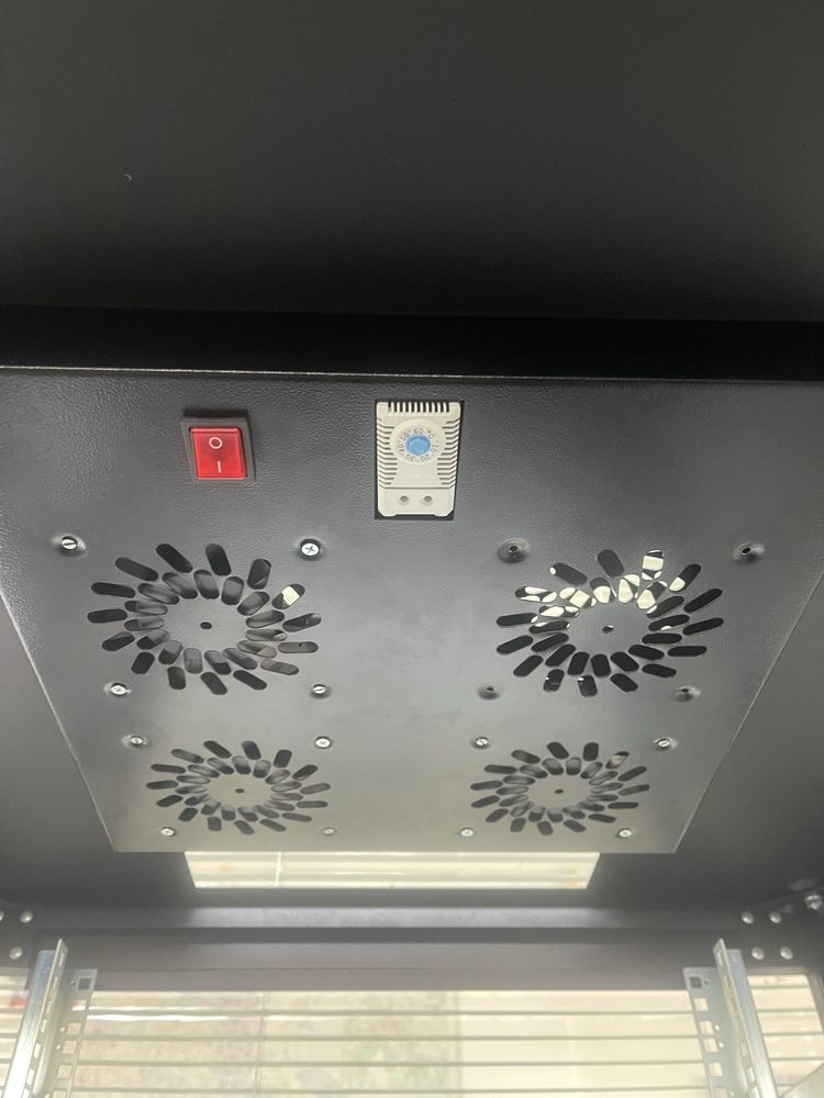Сървърен шкаф server rack 25U с охлаждане и разклонители