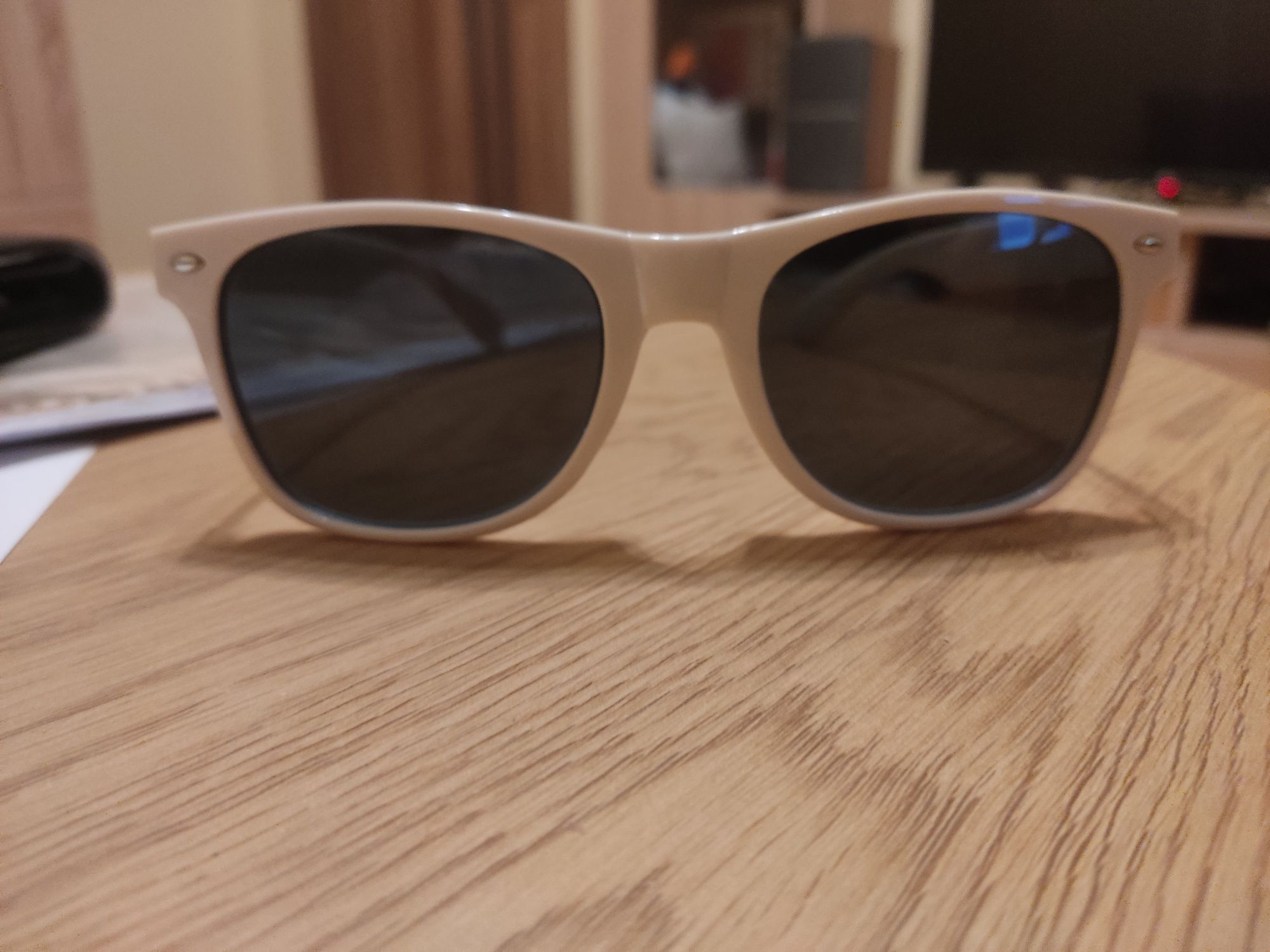 Слънчеви очила - бели и черни