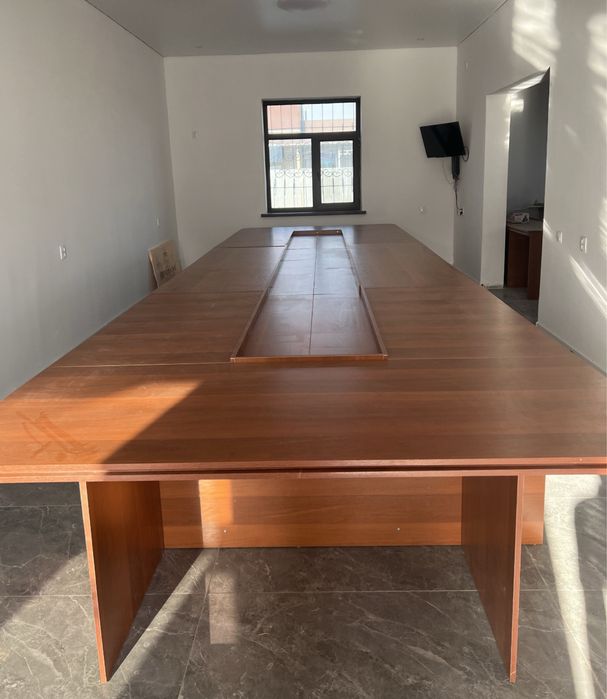 Большой стол для конференции