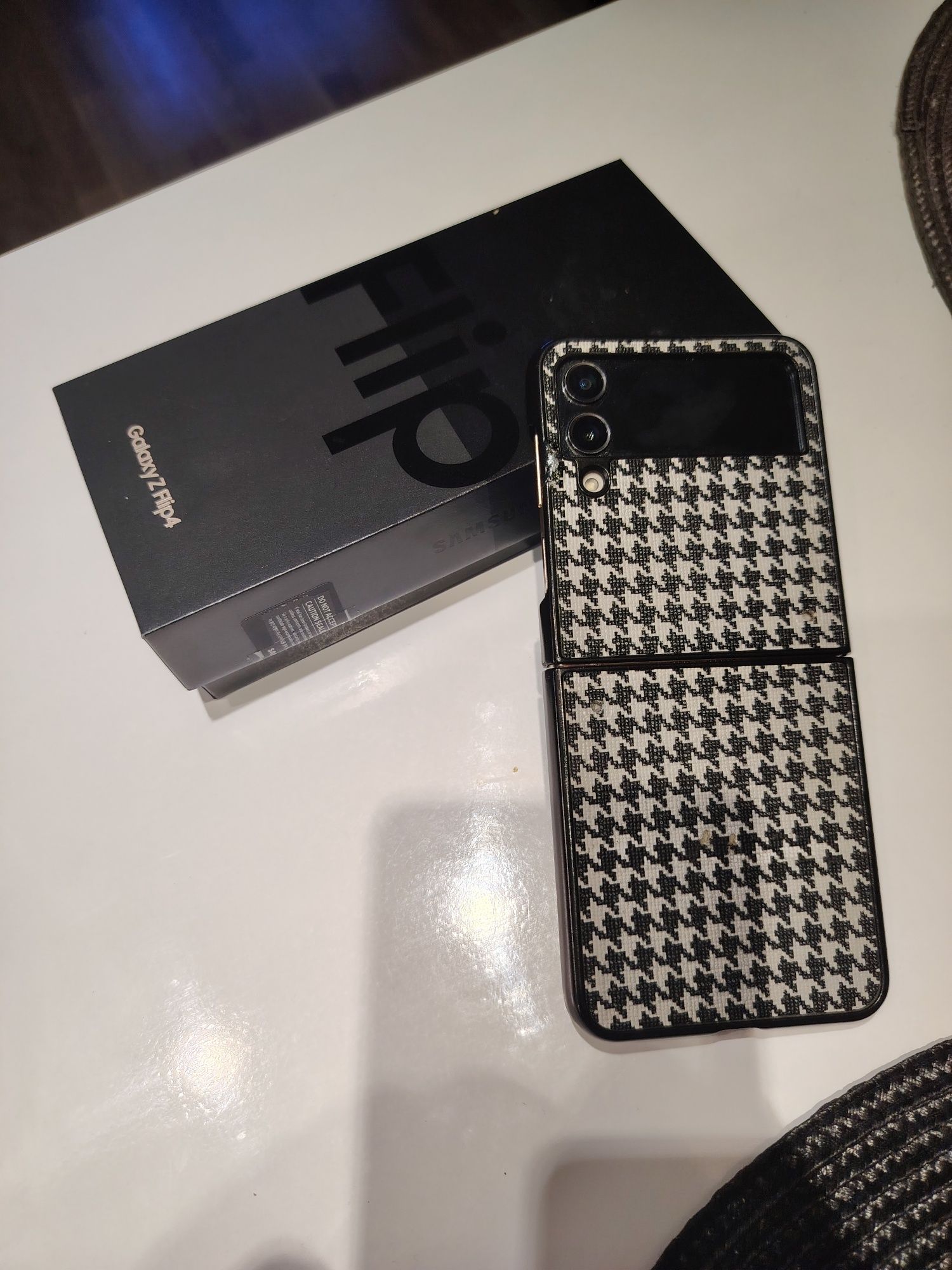 Продавам Samsung Z Flip 4