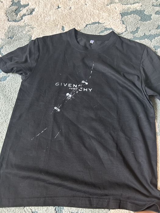 Vand tricou Givenchy nou
