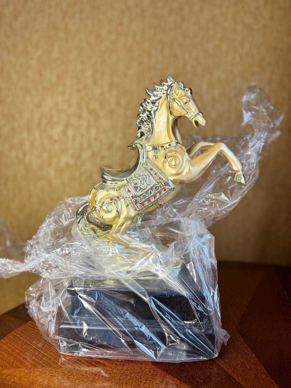 Подарочный Конь на Пьедестале, новый, не доставали из упаковки