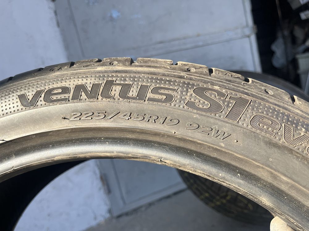 2 бр. летни гуми 225/45/19 Hankook 6+ mm DOT 1620