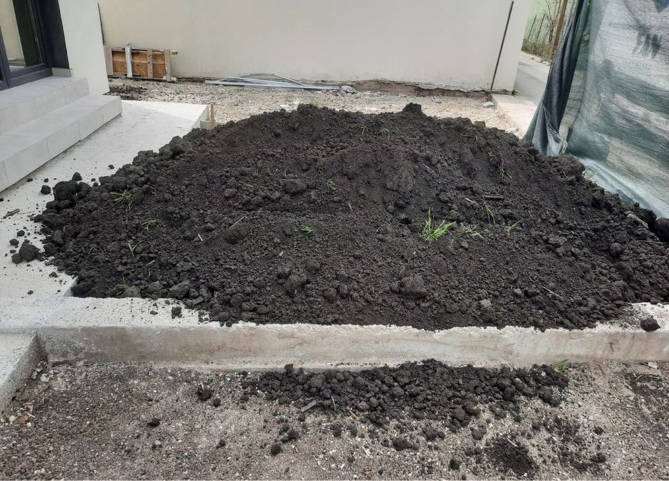 Pamant de flori negru vegetal si pamant de umplutura