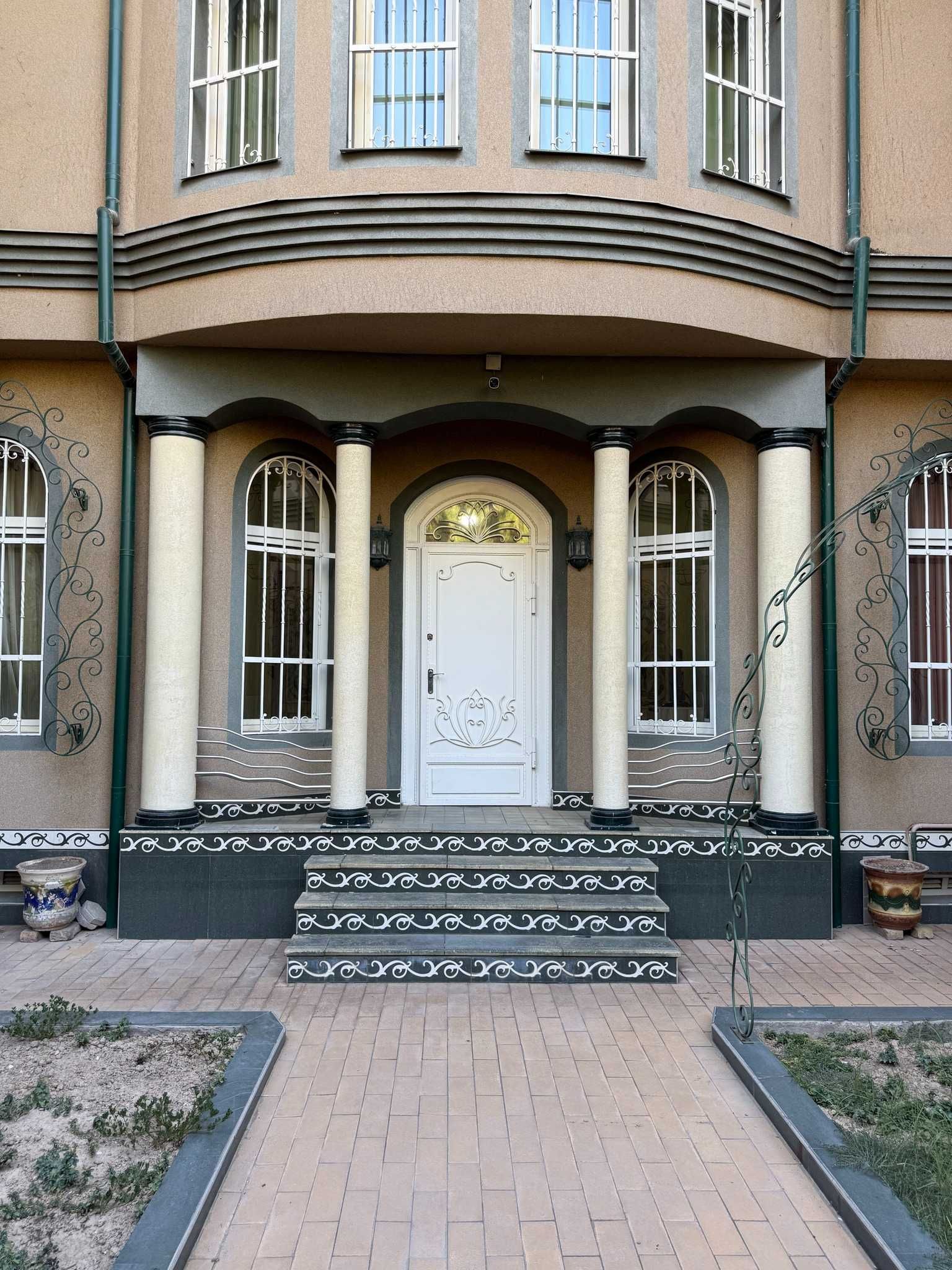 Дом в АРЕНДУ позади гостиницы Россия